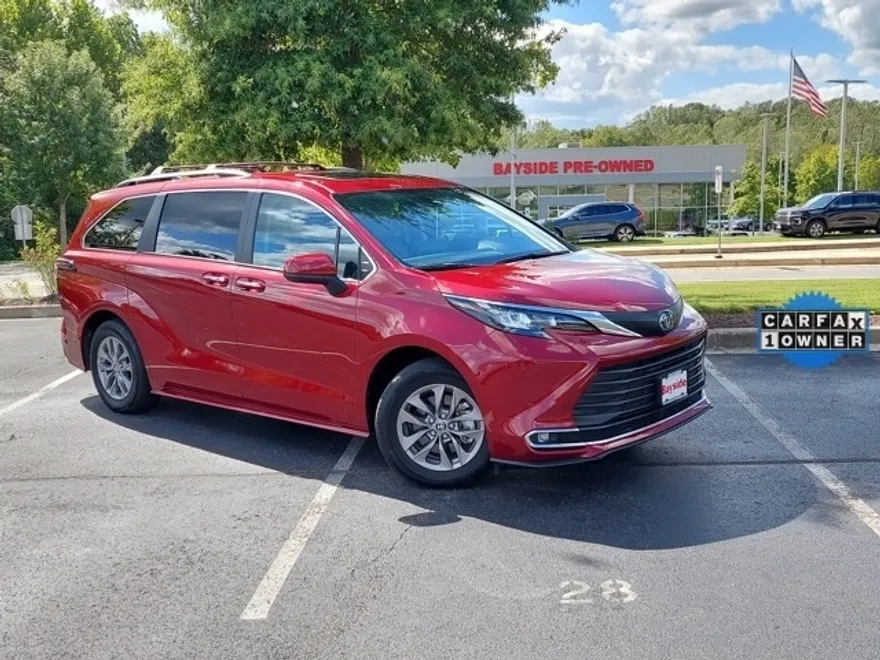 2024 Toyota Sienna XLE photo 1
