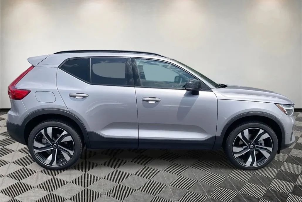 2026 Volvo XC40 photo 1