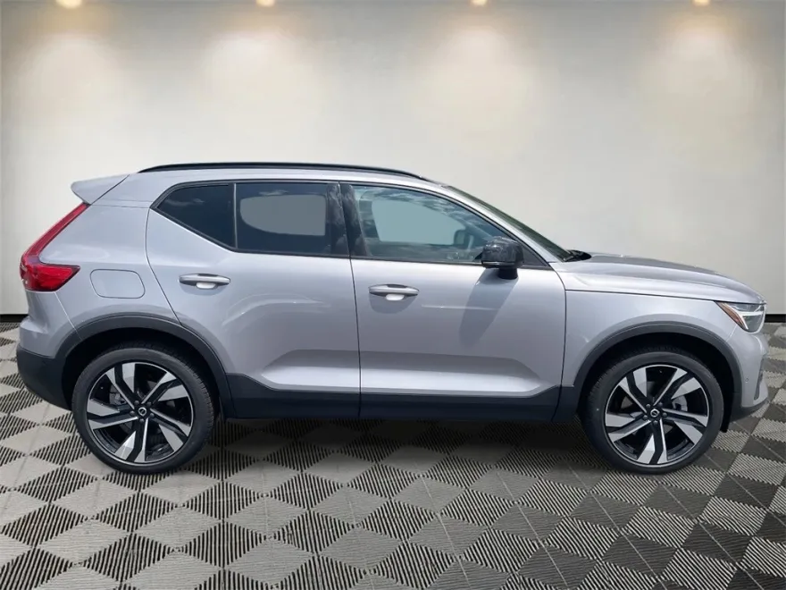 2026 Volvo XC40 photo 1