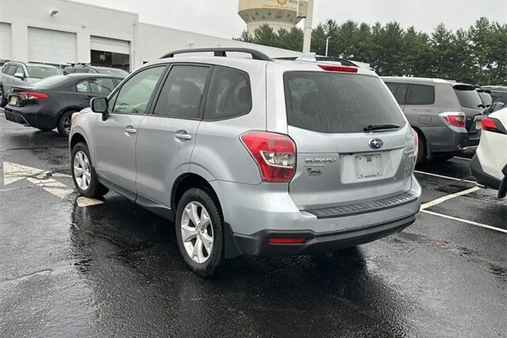2016 Subaru Forester 2.5i Premium photo 1
