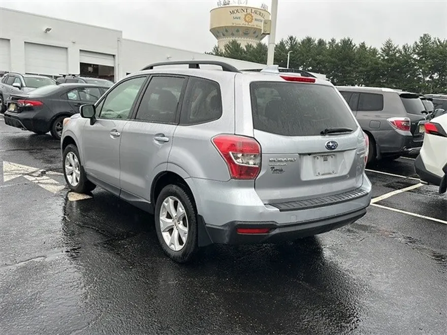 2016 Subaru Forester 2.5i Premium photo 1