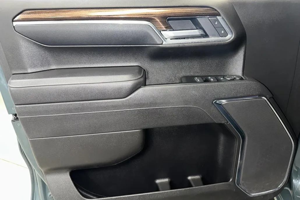 2025 Chevrolet Silverado 1500 LT photo 1