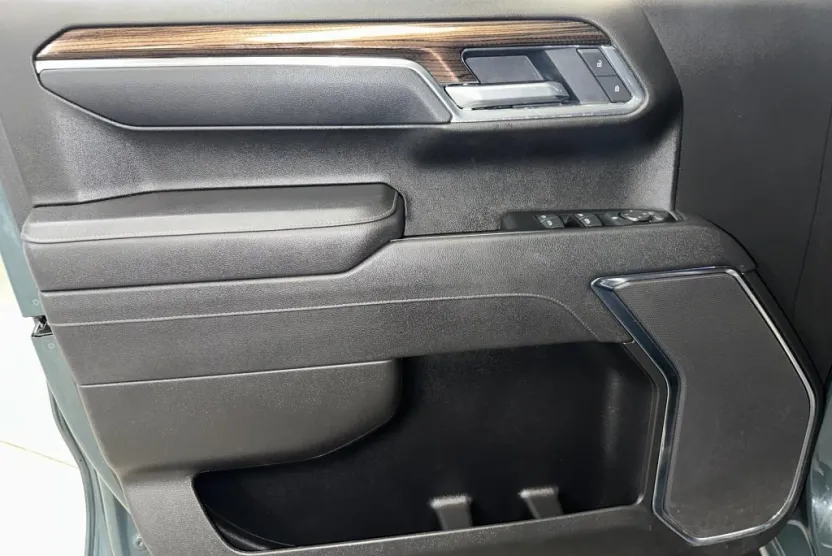 2025 Chevrolet Silverado 1500 LT photo 1