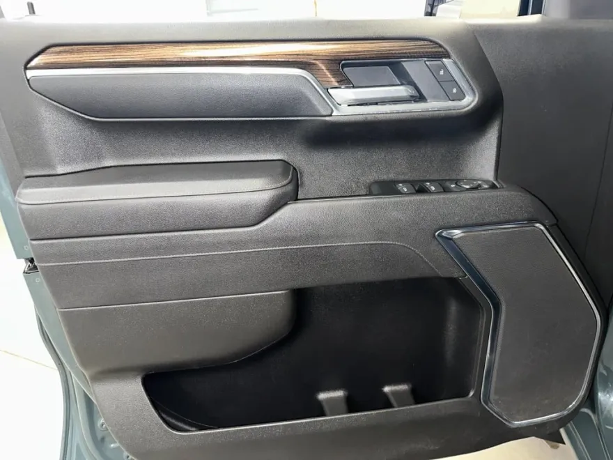 2025 Chevrolet Silverado 1500 LT photo 1