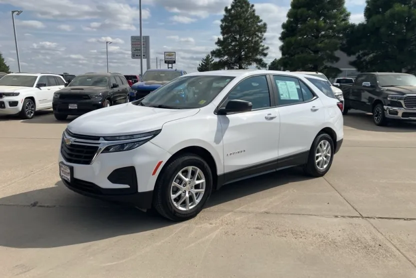 2023 Chevrolet Equinox LS photo 1