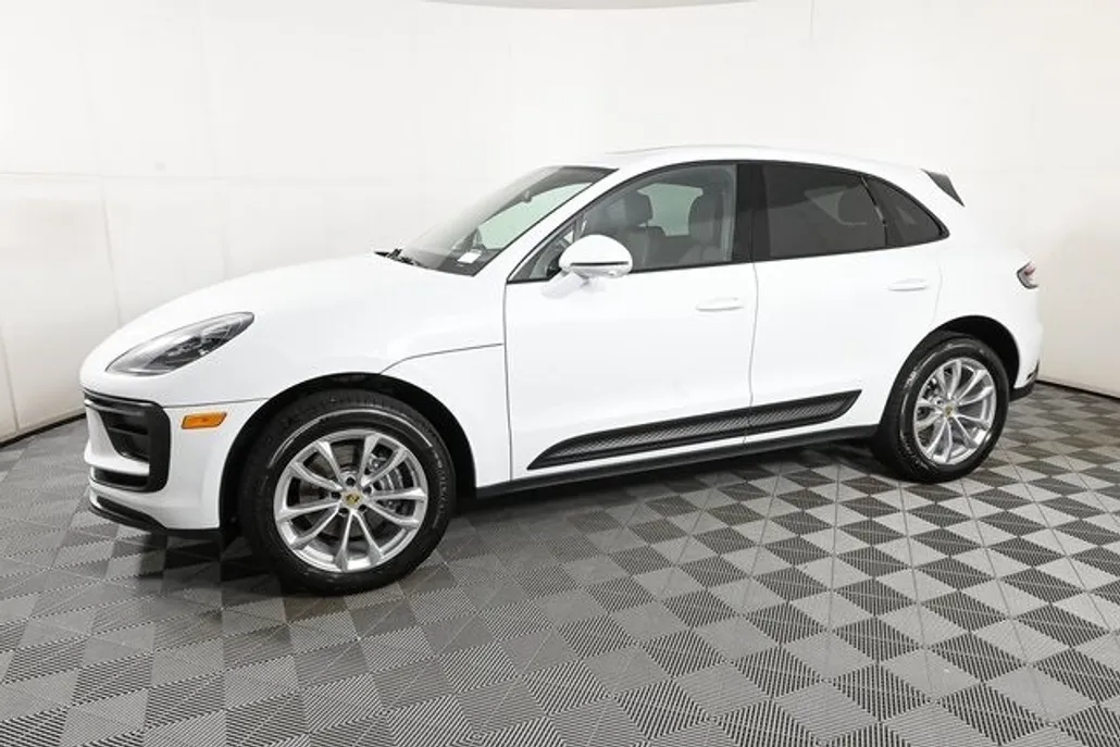 2025 Porsche Macan T photo 1