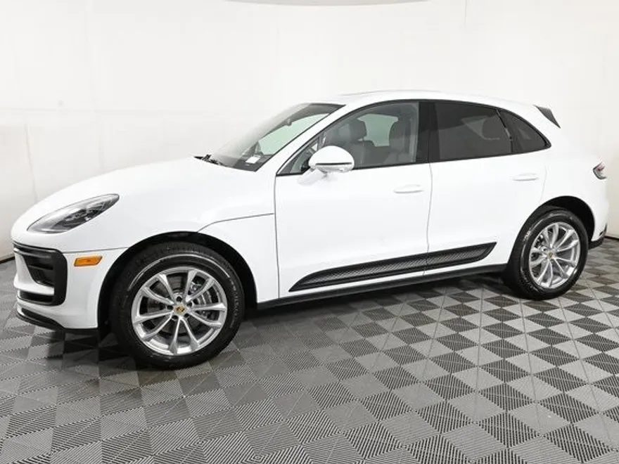 2025 Porsche Macan T photo 1