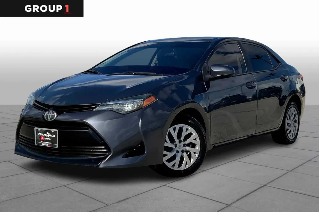 2017 Toyota Corolla LE photo 1