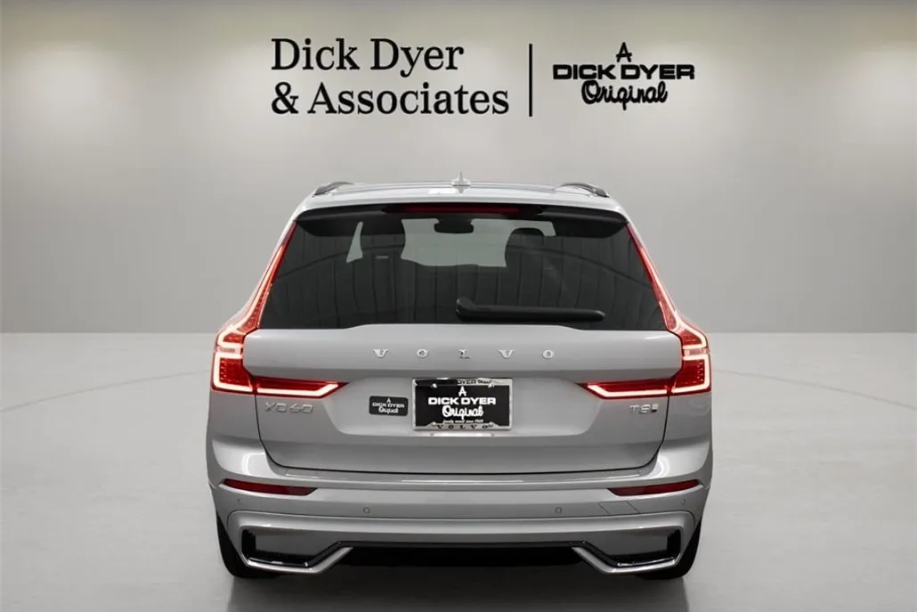 2025 Volvo XC60 Hybrid T8 Core photo 1