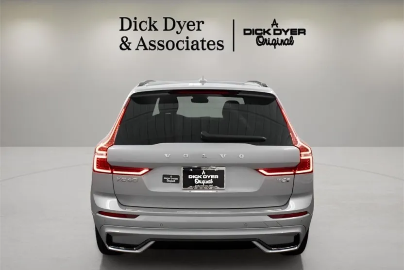 2025 Volvo XC60 Hybrid T8 Core photo 1