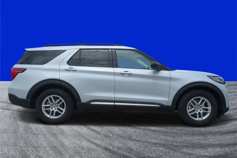2025 Ford Explorer photo 1