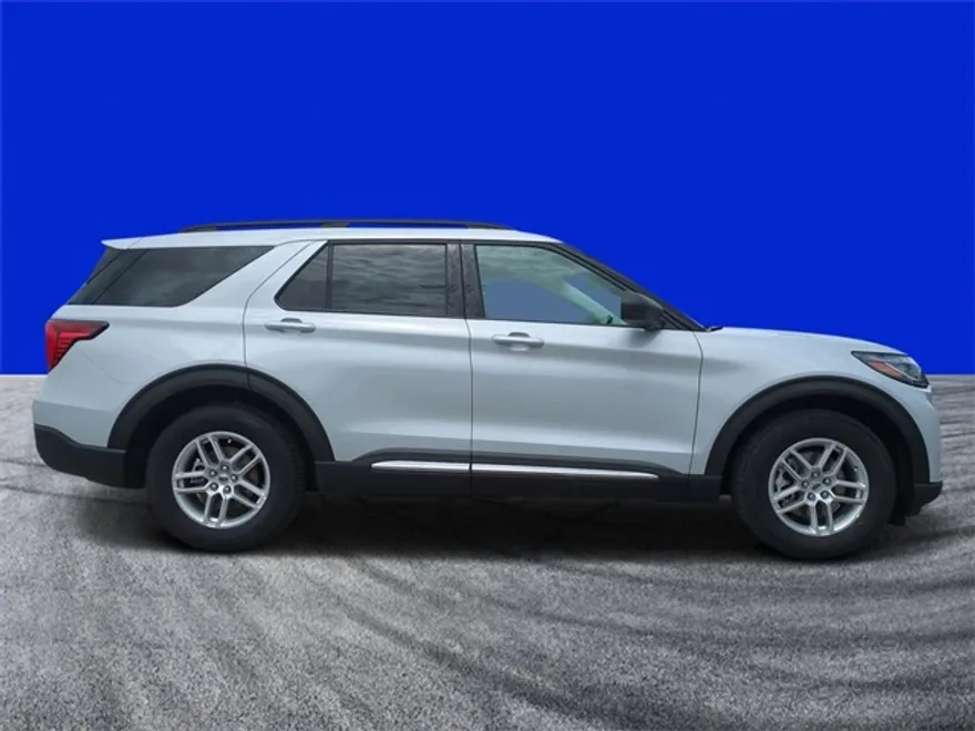2025 Ford Explorer photo 1