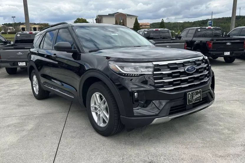 2025 Ford Explorer photo 1