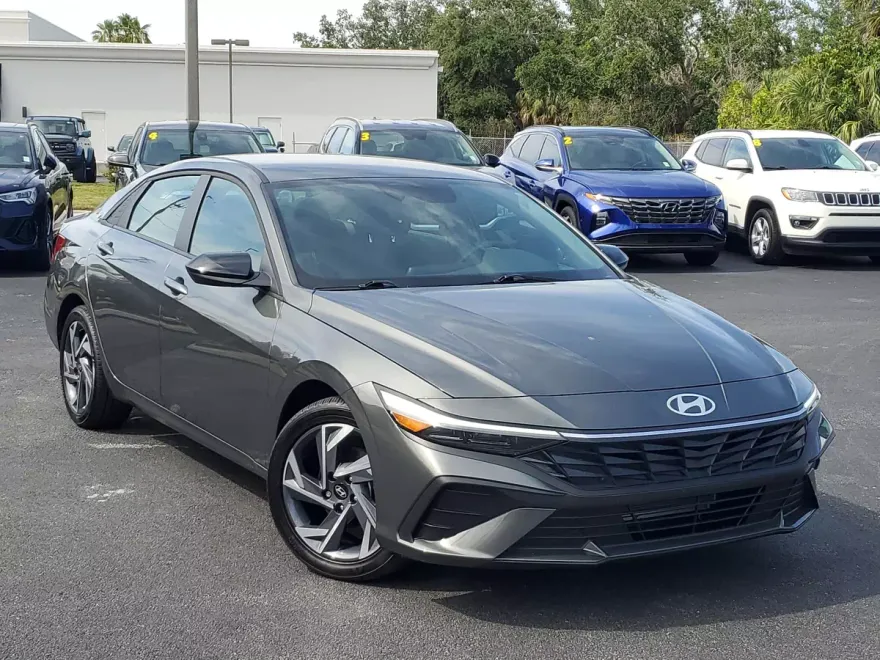 2025 Hyundai Elantra SEL Sport photo 1
