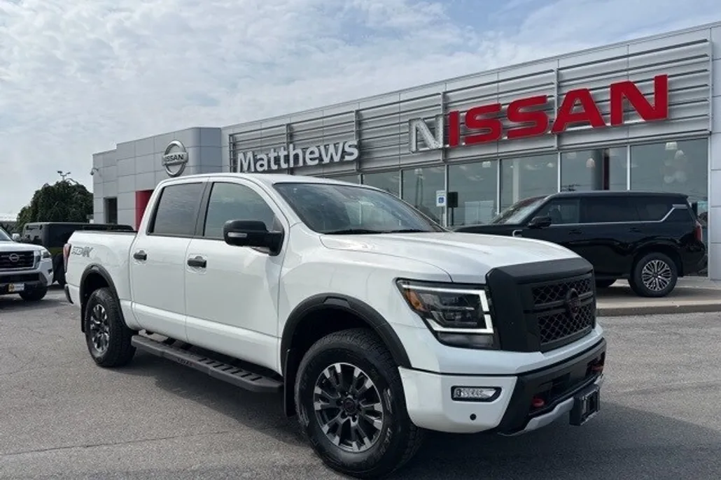 2023 Nissan Titan PRO-4X photo 1