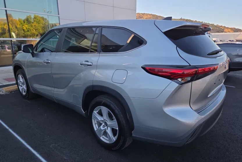 2023 Toyota Highlander L photo 1