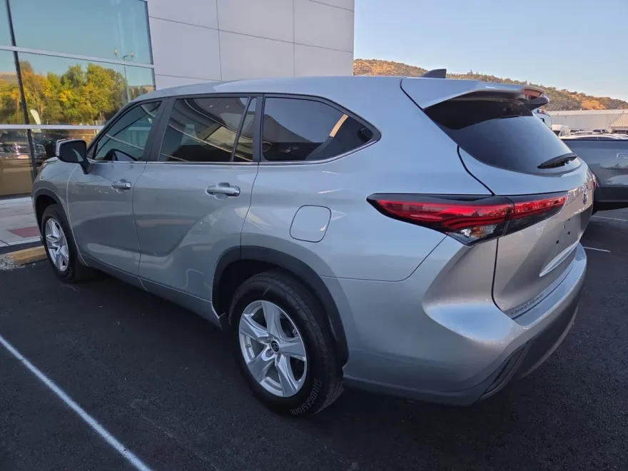 2023 Toyota Highlander L photo 1