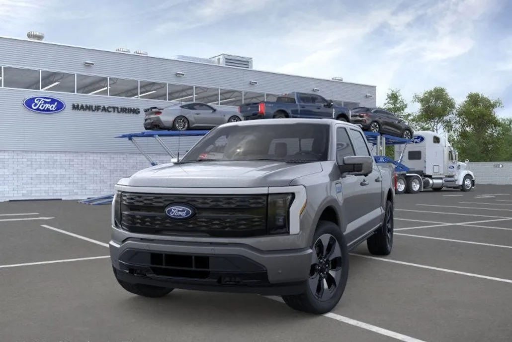 2025 Ford F-150 Lightning Platinum photo 1