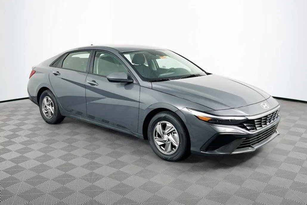 2025 Hyundai Elantra SE photo 1