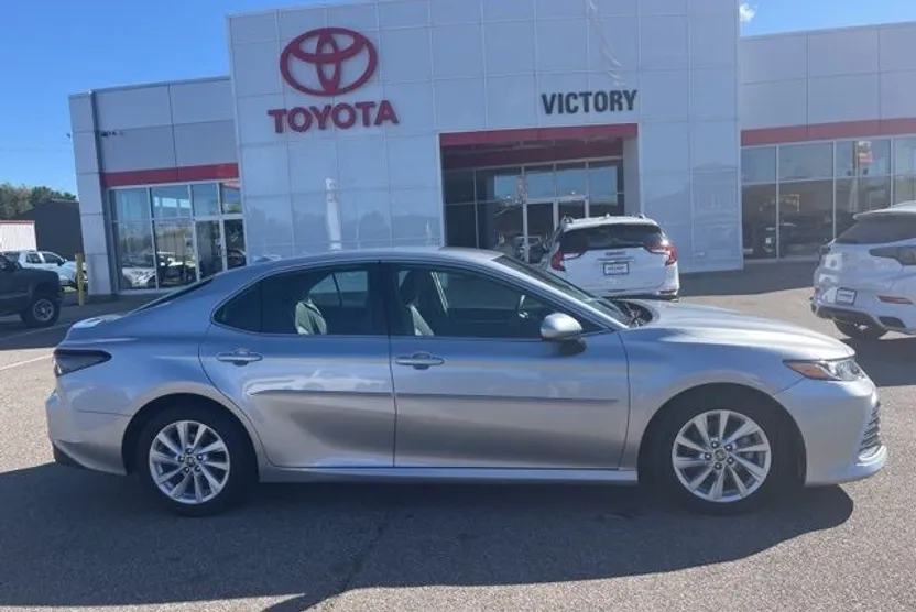 2023 Toyota Camry LE photo 1
