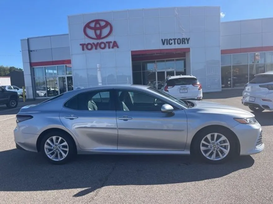 2023 Toyota Camry LE photo 1