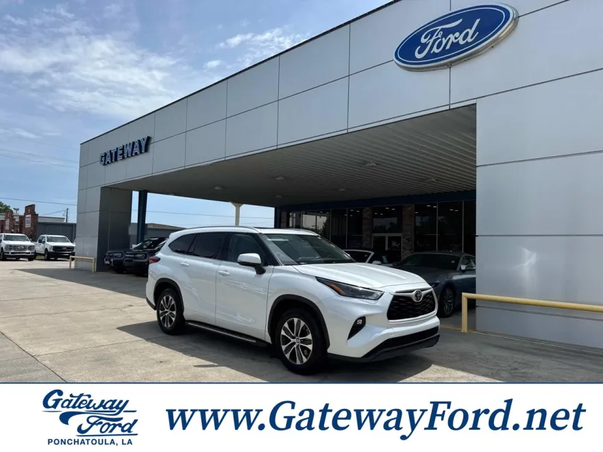 2022 Toyota Highlander XLE photo 1