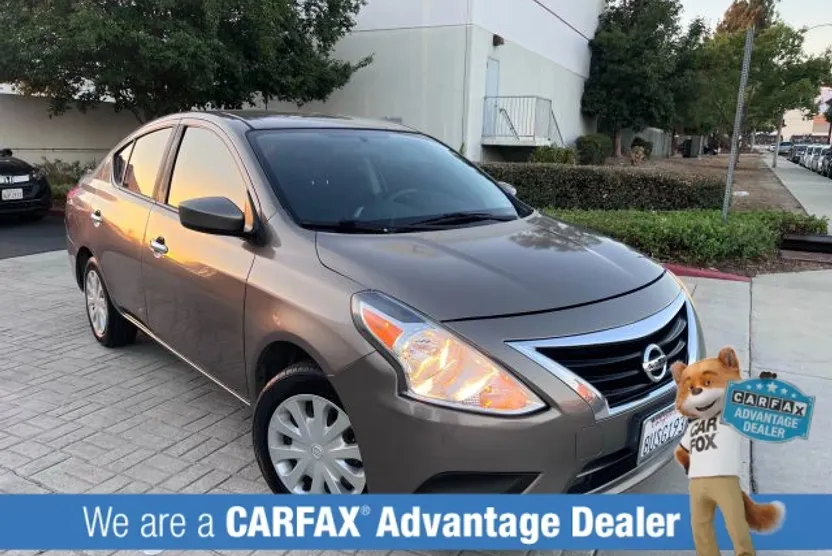 2017 Nissan Versa SV Sedan photo 1