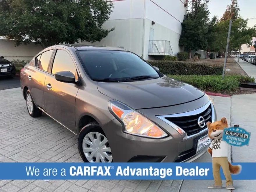 2017 Nissan Versa SV Sedan photo 1