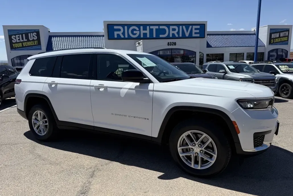 2023 Jeep Grand Cherokee Laredo photo 1