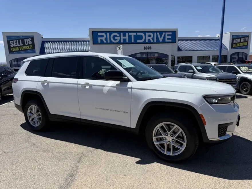 2023 Jeep Grand Cherokee Laredo photo 1