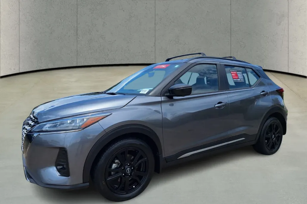 2024 Nissan Kicks SR photo 1