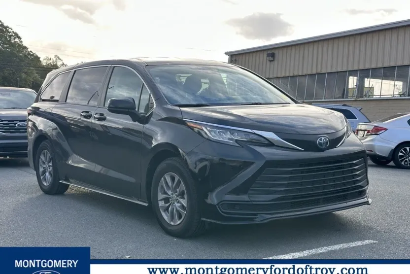 2023 Toyota Sienna LE photo 1