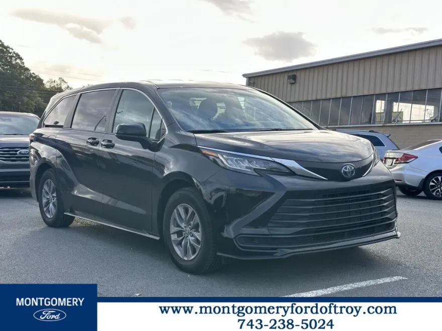 2023 Toyota Sienna LE photo 1