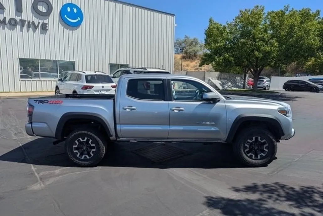 2023 Toyota Tacoma V6 photo 1