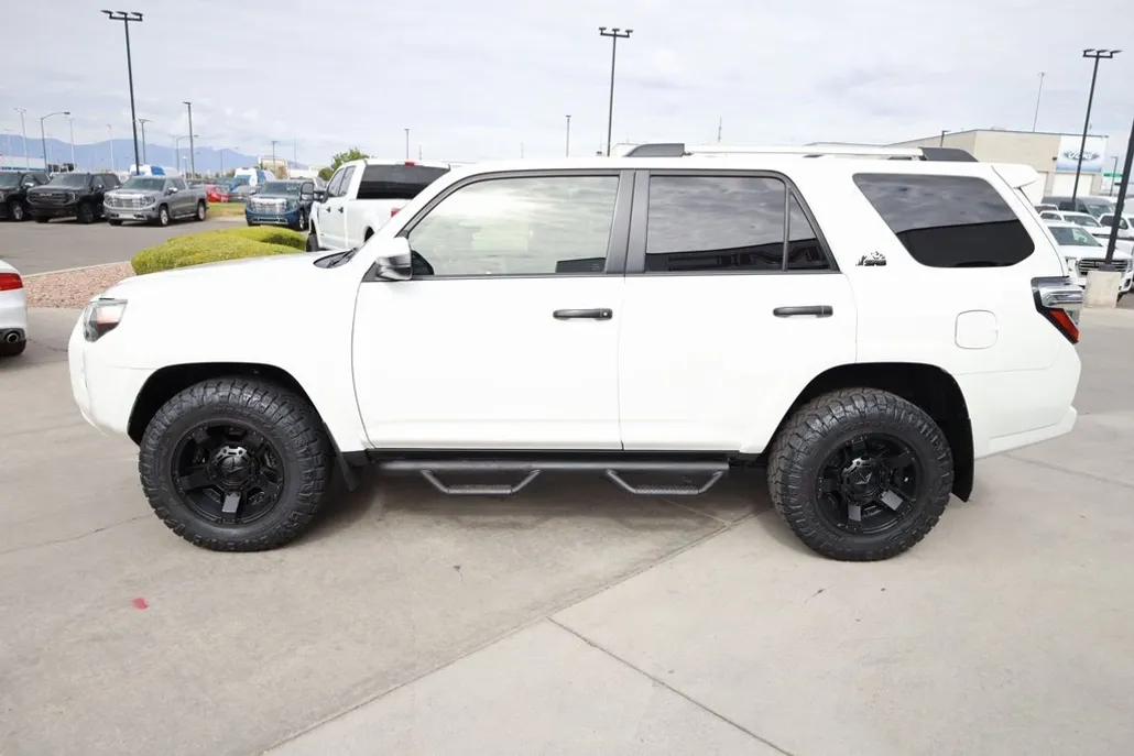 2020 Toyota 4Runner SR5 photo 1