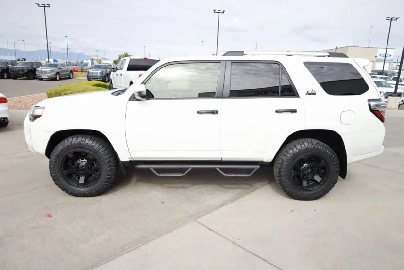2020 Toyota 4Runner SR5 photo 1