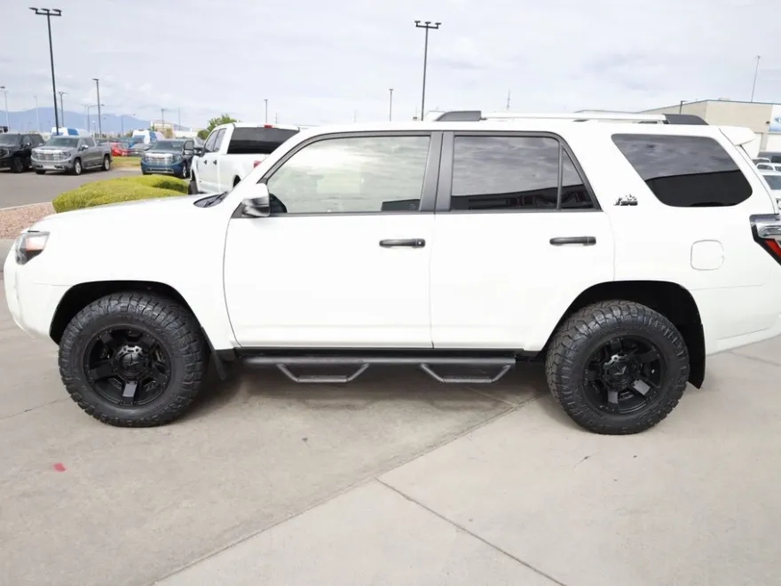 2020 Toyota 4Runner SR5 photo 1