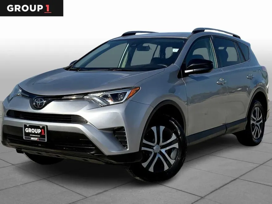2018 Toyota RAV4 LE photo 1