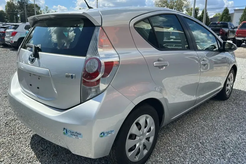 2013 Toyota Prius C One photo 1