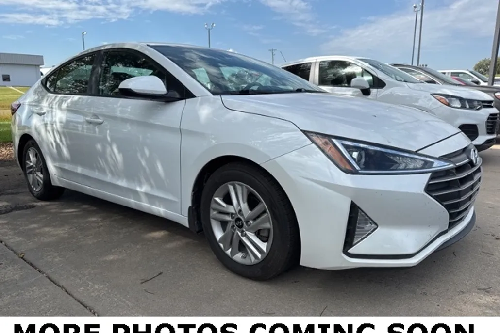 2020 Hyundai Elantra SEL photo 1