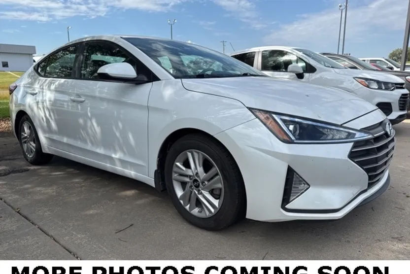 2020 Hyundai Elantra SEL photo 1