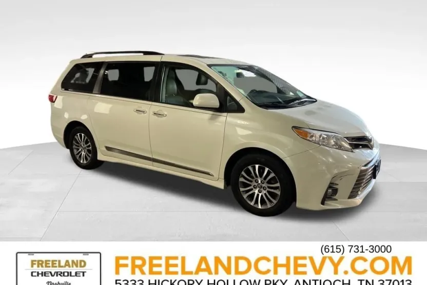 2019 Toyota Sienna XLE photo 1