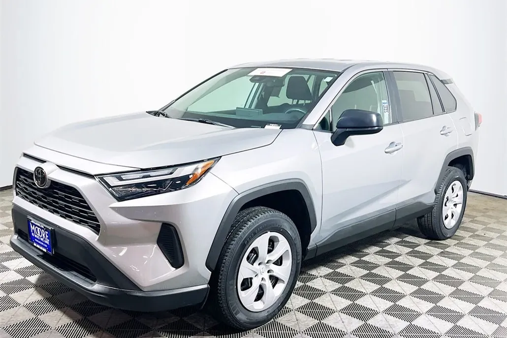 2024 Toyota RAV4 LE photo 1