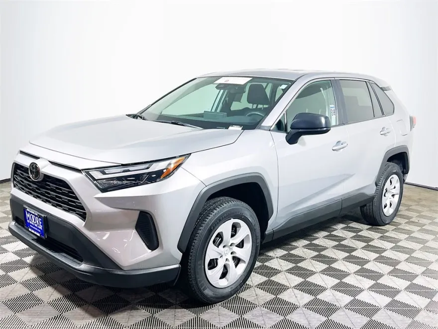 2024 Toyota RAV4 LE photo 1
