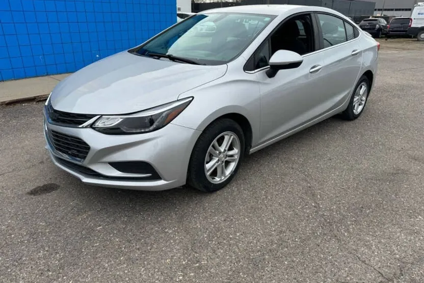 2017 Chevrolet Cruze LT photo 1