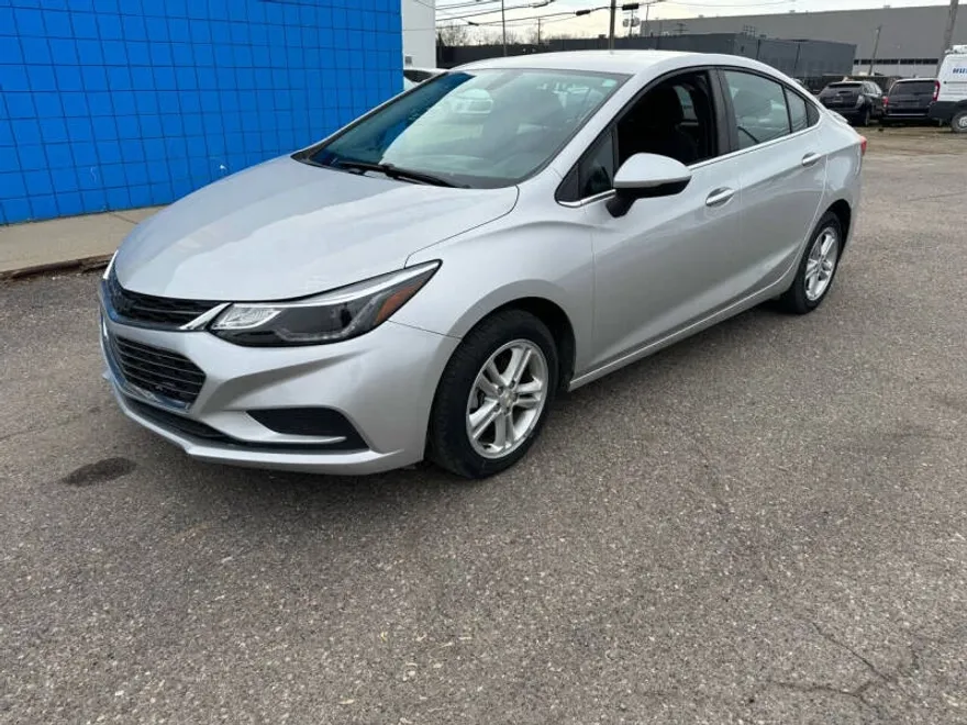 2017 Chevrolet Cruze LT photo 1