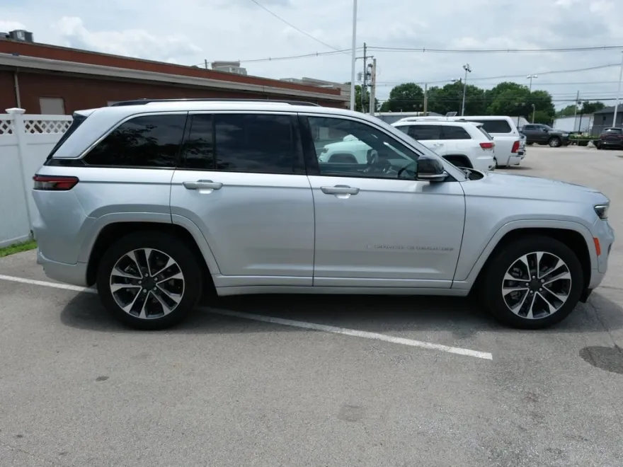 2023 Jeep Cherokee Overland 4xe photo 1