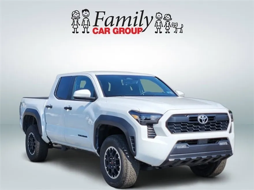 2024 Toyota Tacoma TRD Off-Road photo 2