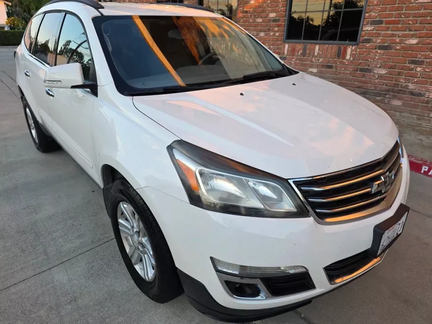 2013 Chevrolet Traverse 1LT photo 1