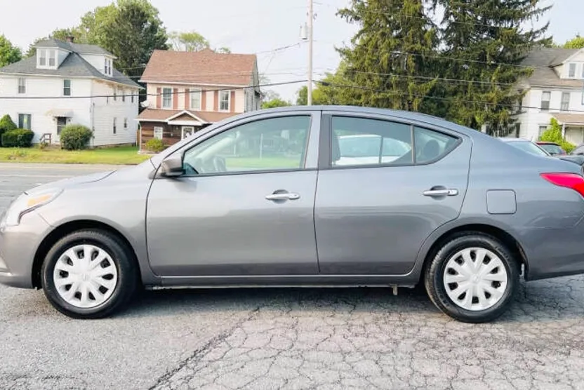 2019 Nissan Versa SV photo 1